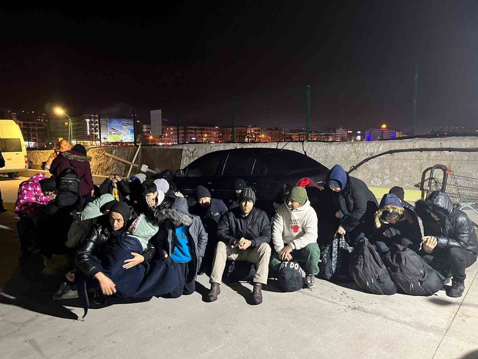 Jandarma ekipleri Kuşadası’nda 30 düzensiz göçmen yakalandı