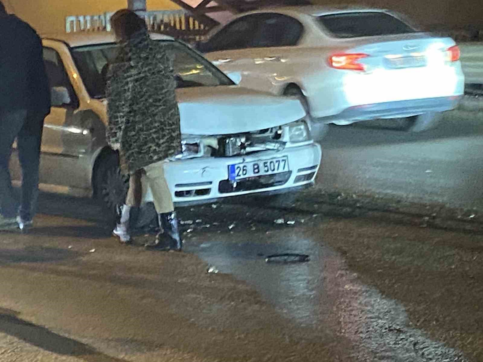 K&ouml;pr&uuml; &uuml;zerinde 3 aracın karıştığı zincirleme kaza trafiği kilitledi

