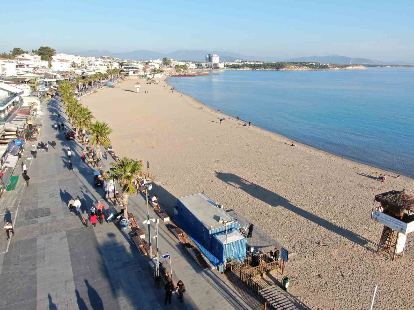 Didim’de Aralık güneşi Altınkum Sahili’ni canlandırdı