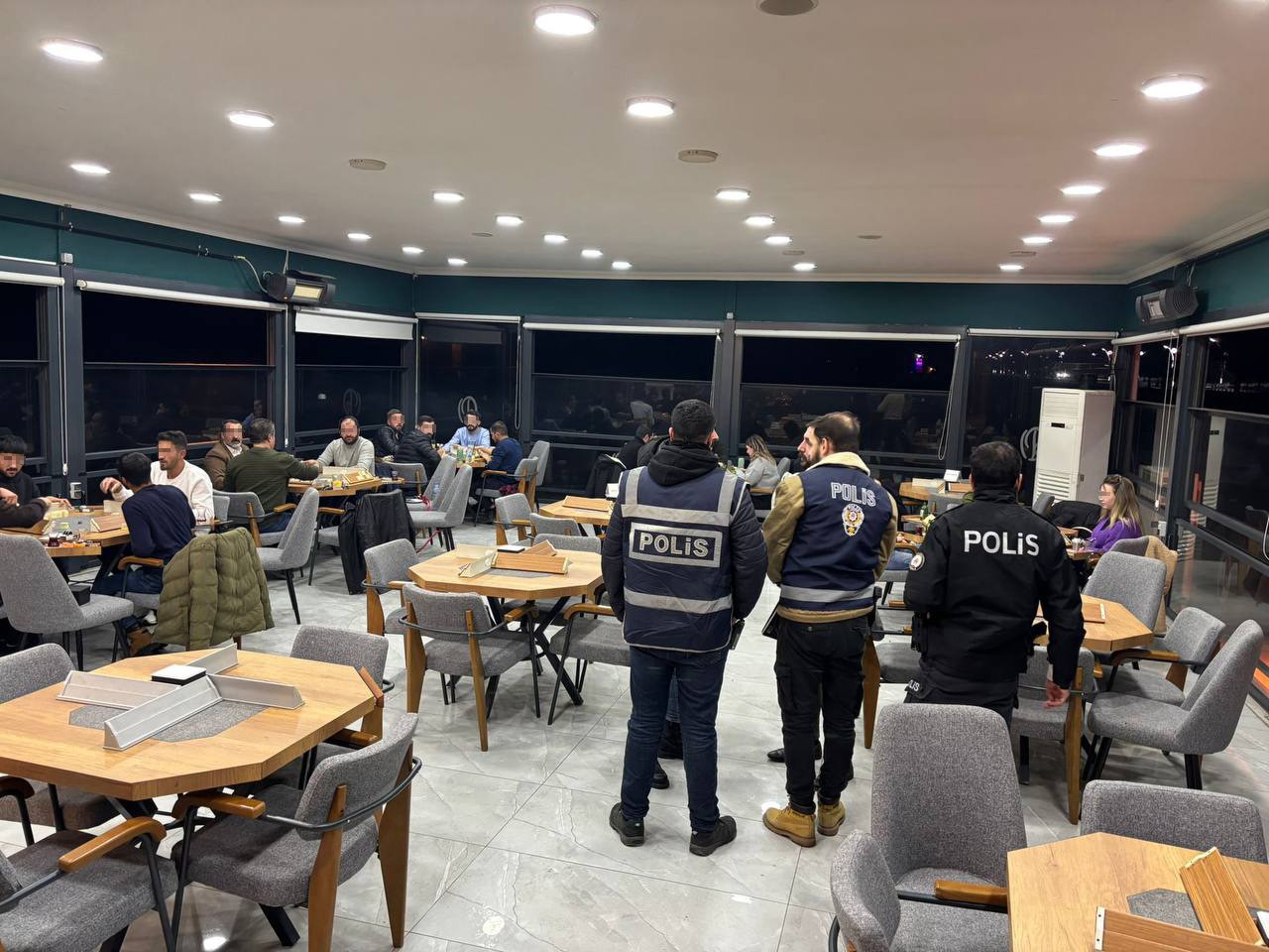Erciş’te jandarma ve polisten eş zamanlı denetim
