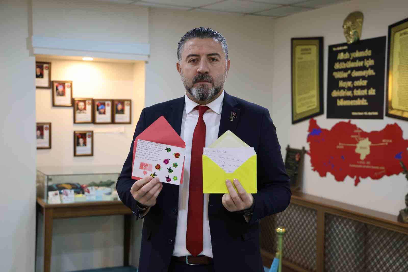 Miniklerden duygulandıran hareket: Kimi har&ccedil;lığını bağışladı kimi mektup g&ouml;nderdi
