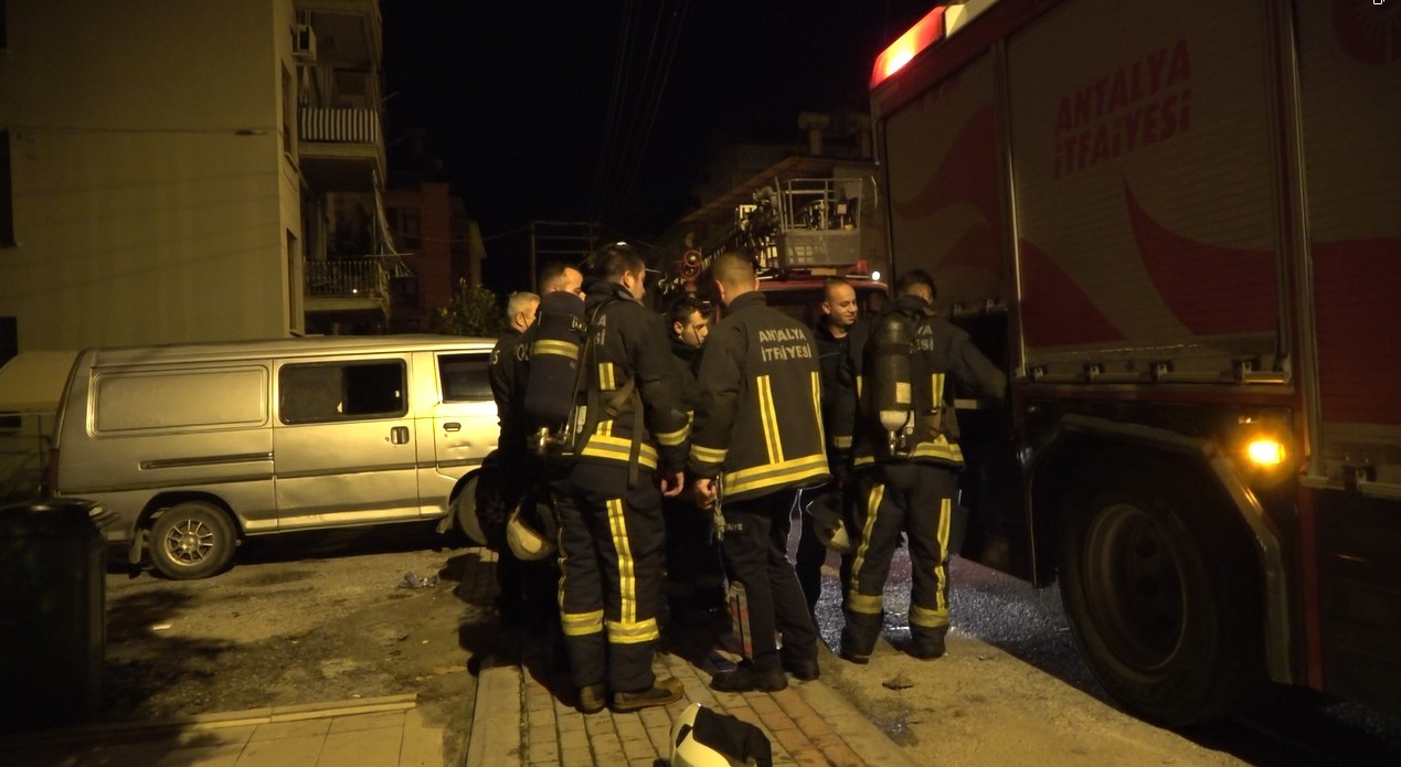 Alanya’da gece yarısı çıkan yangın korkuttu
