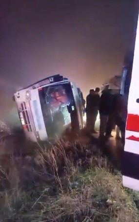 Konya’da işçi taşıyan midibüs devrildi: 7 yaralı