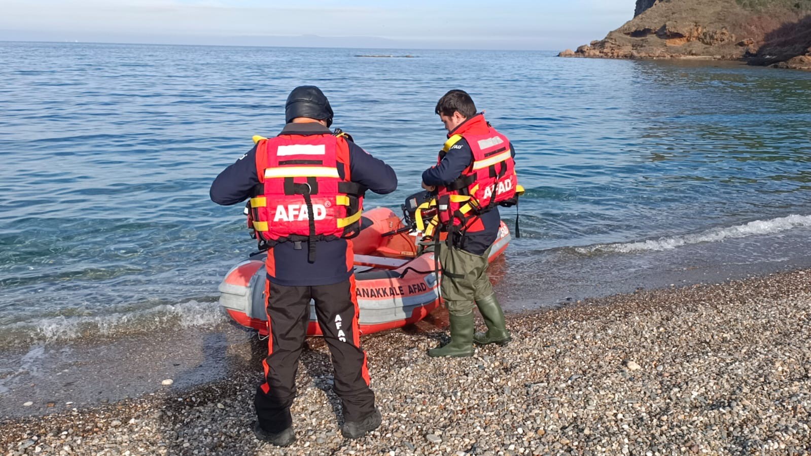 İstanbul’da denize düşen iki kardeş için Çanakkale Boğazı’nda arama çalışmaları sürüyor
