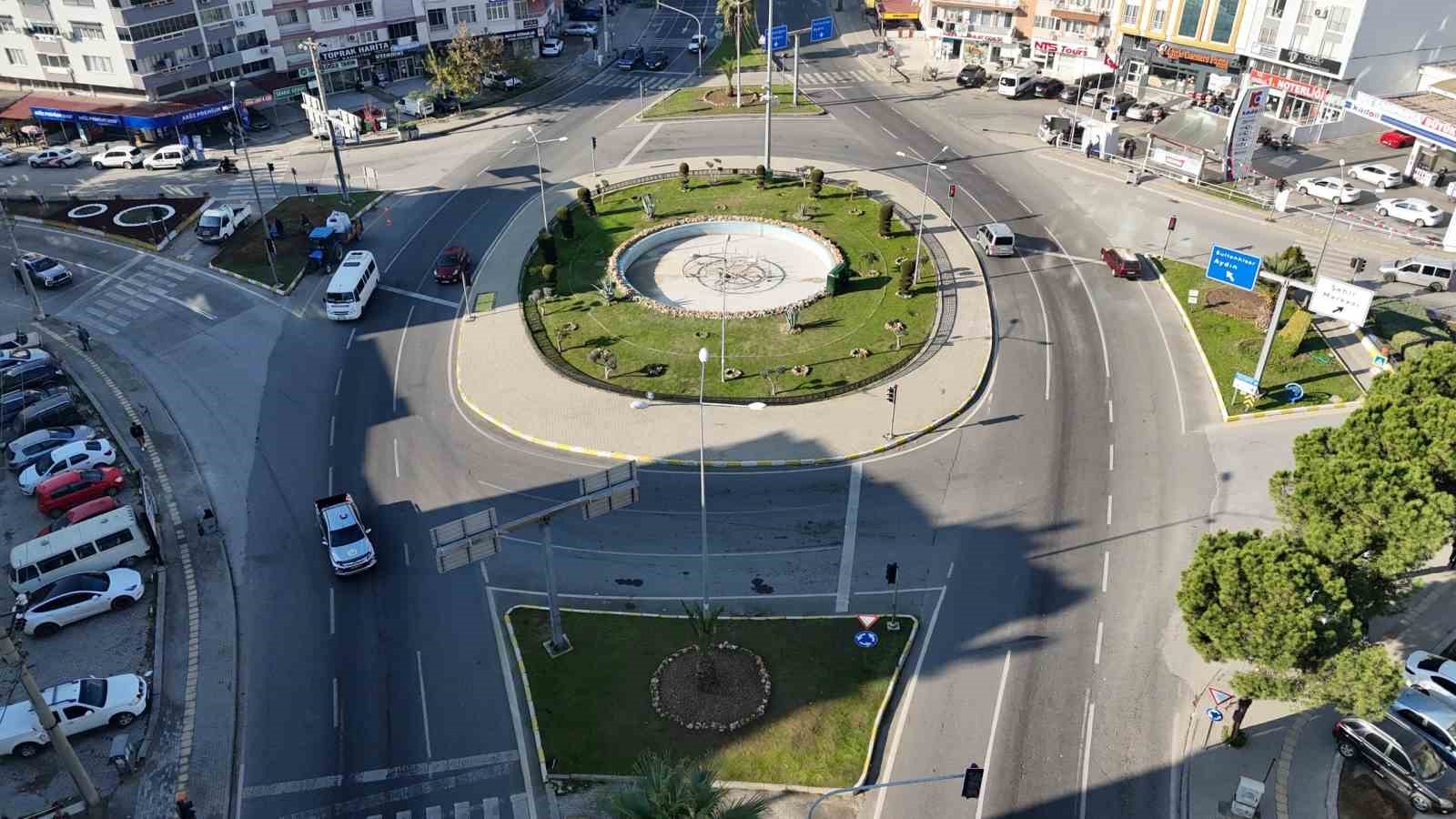 Nazilli Belediyesi karayolu üzerinde peyzaj çalışması başlattı
