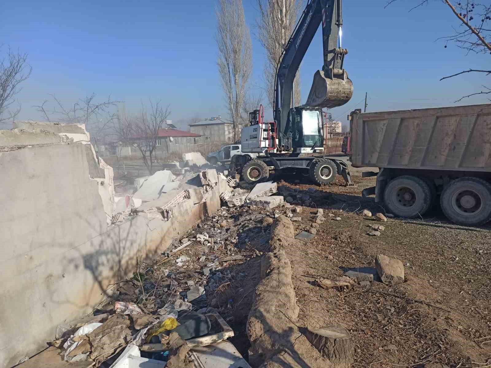 Iğdır’da metruk binaların yıkımı devam ediyor
