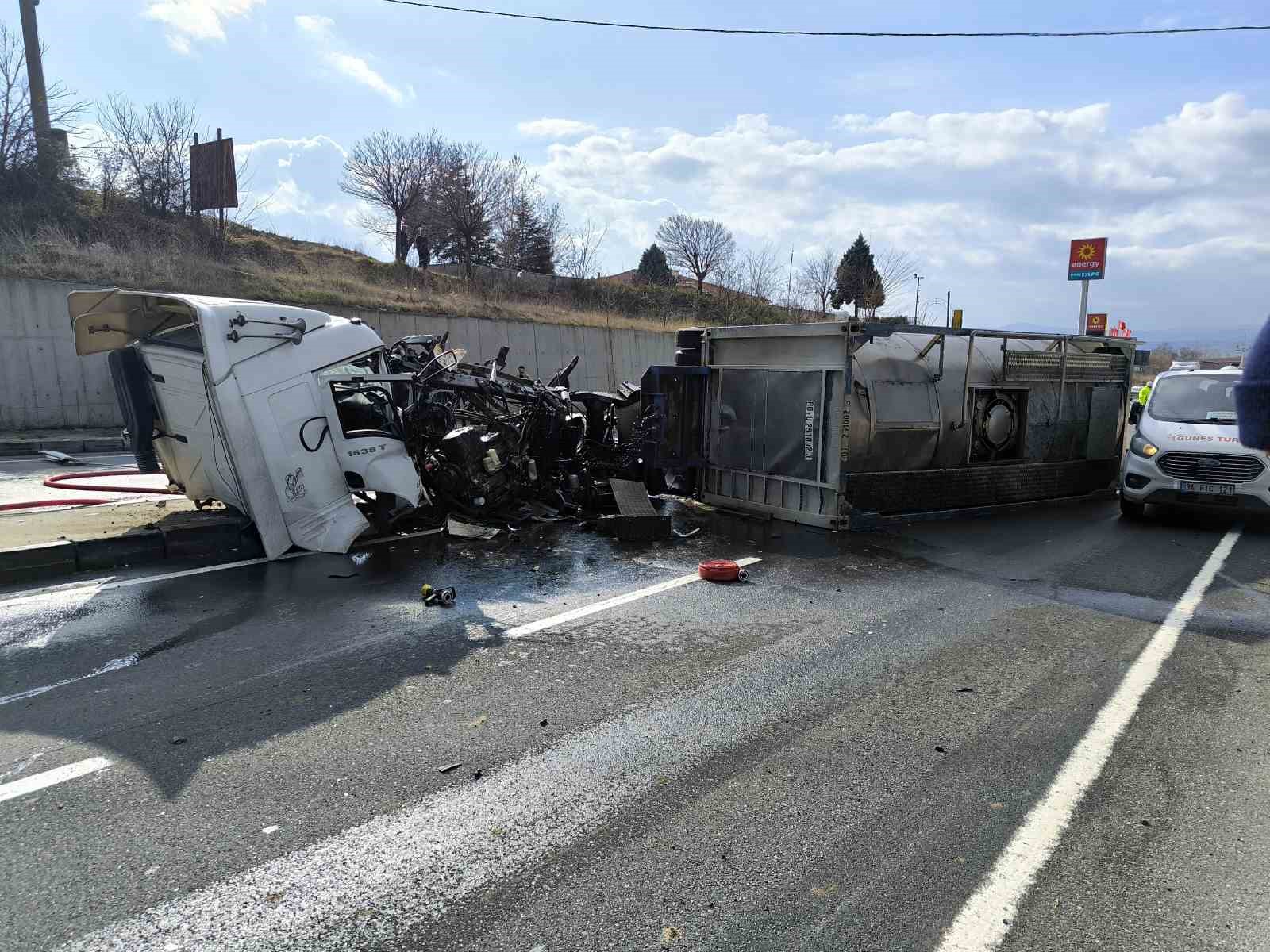 Refüje çarpan TIR devrildi; 1 yaralı
