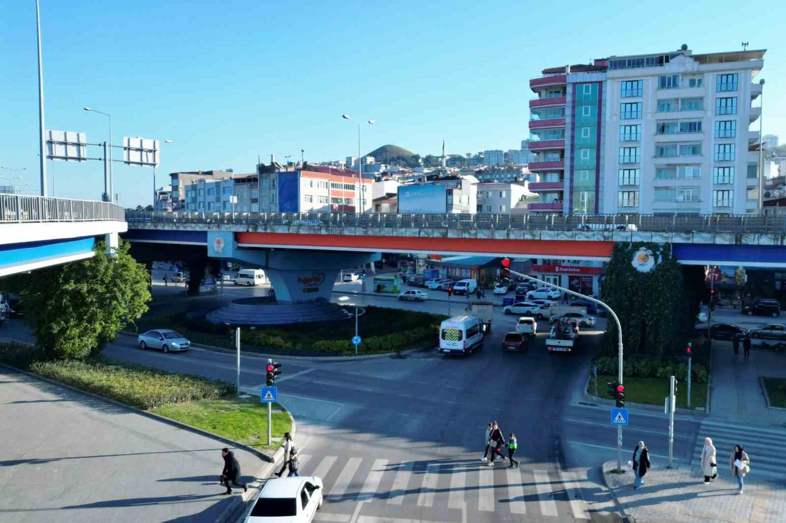 Canik Viyadüğü’ne kırmızı-beyaz sürpriz
