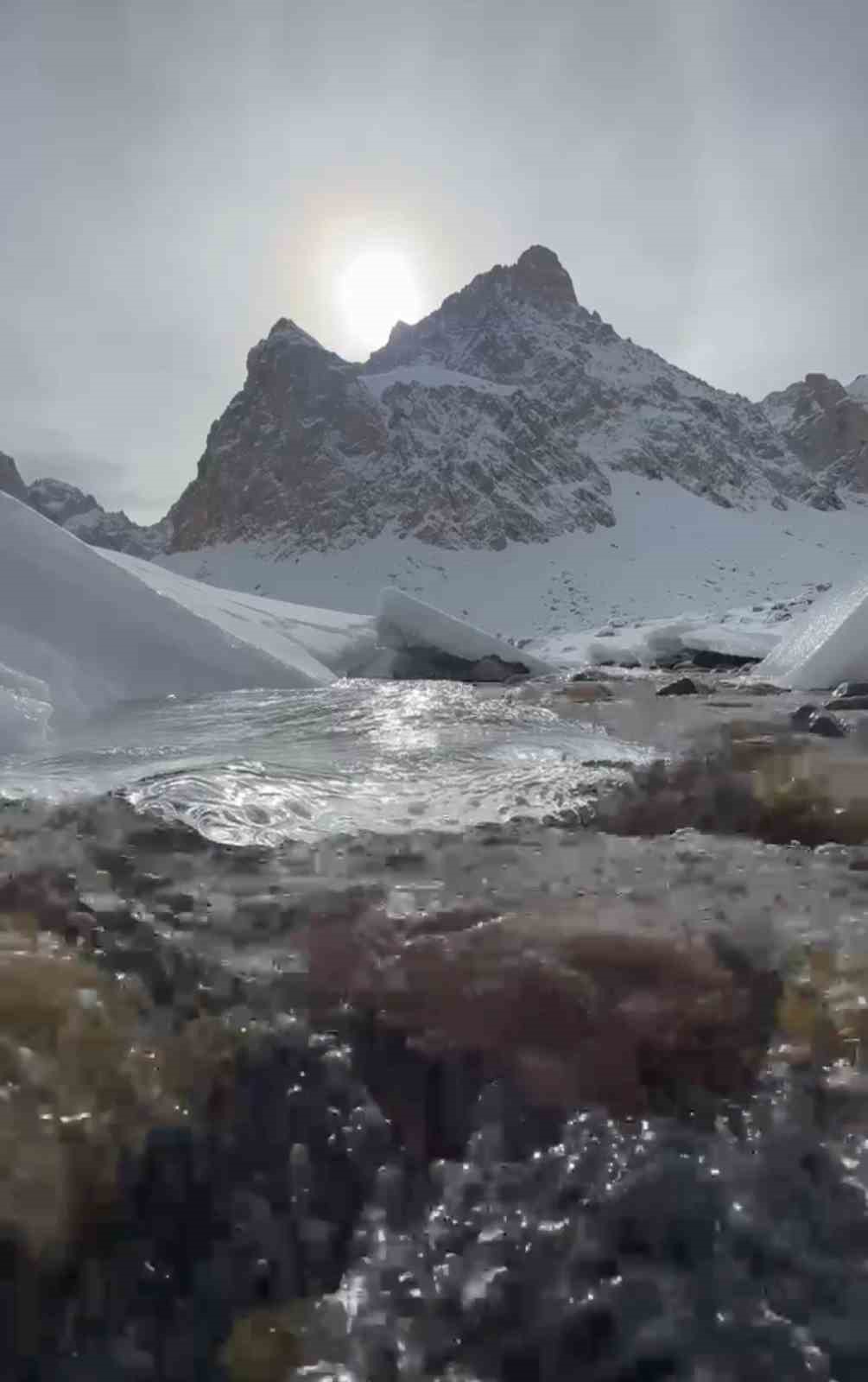 Hakkari’nin saklı cenneti kar ve buzla kaplandı