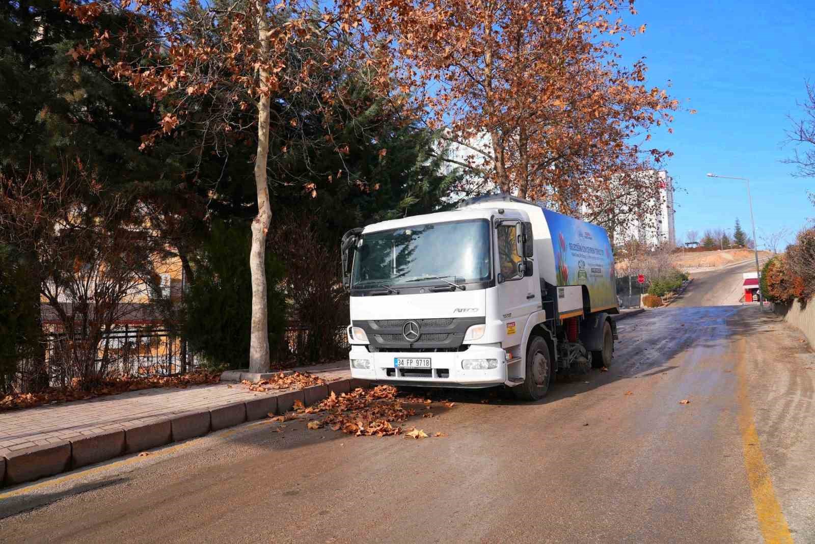 Elazığ Belediyesi ekipleri, kentin dört bir yanında yoğun mesaisini sürdürüyor