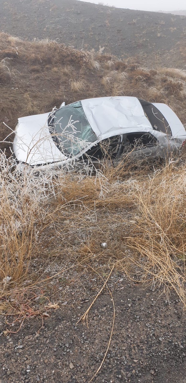 Konya’da sis ve buzlanma nedeniyle takla atan otomobildeki 6 kişi yaralandı
