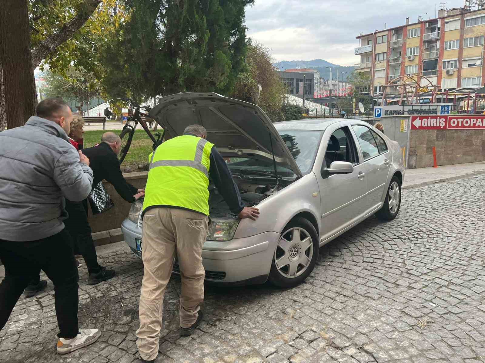 Araçtan bir anda dumanlar yükseldi, şoförün imdadına vatandaşlar koştu
