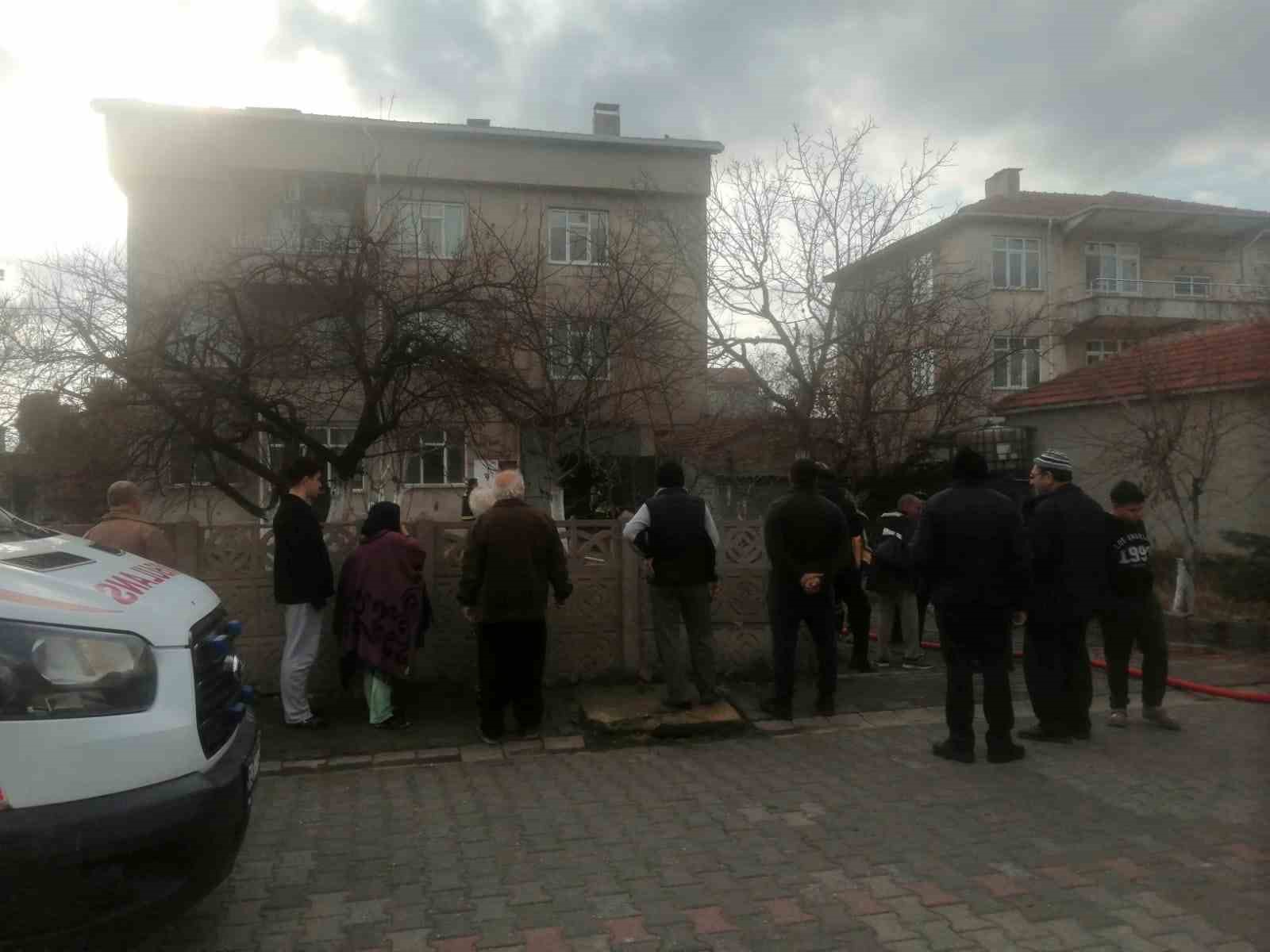 Garajda başlayan yangın eve sıçradı