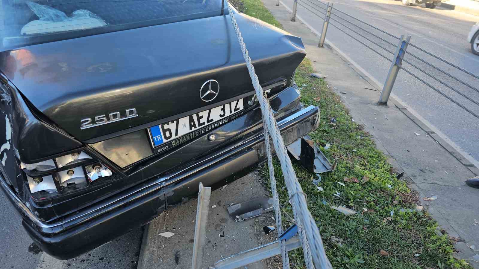 Kamyonun otomobili s&uuml;r&uuml;klediği kazada 4 yaralı
