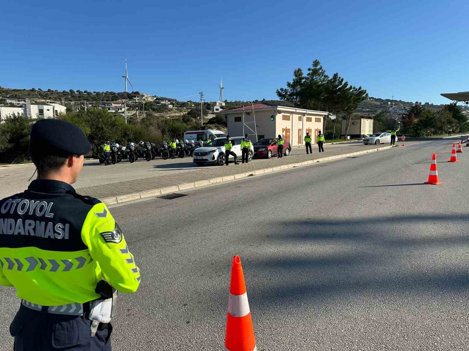 Çeşme’de 39 düzensiz göçmen yakalandı, 2 organizatör tutuklandı