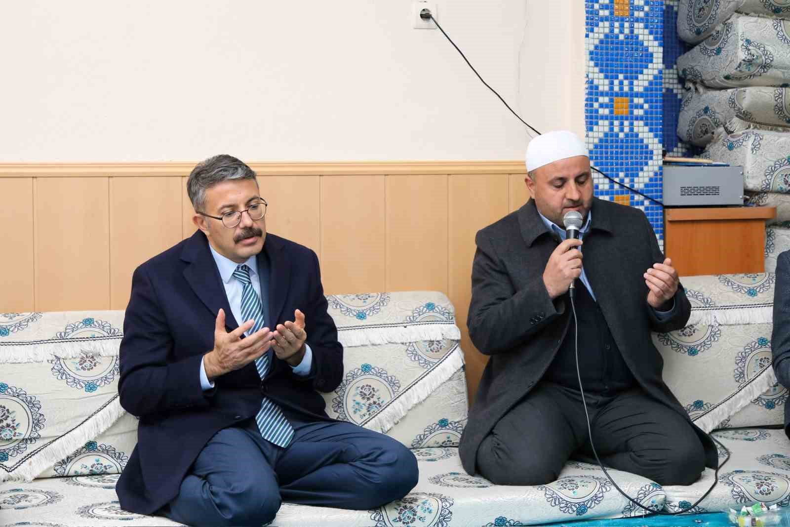 Vali &Ccedil;elik, &Ouml;zek ailesine taziye ziyaretinde bulundu
