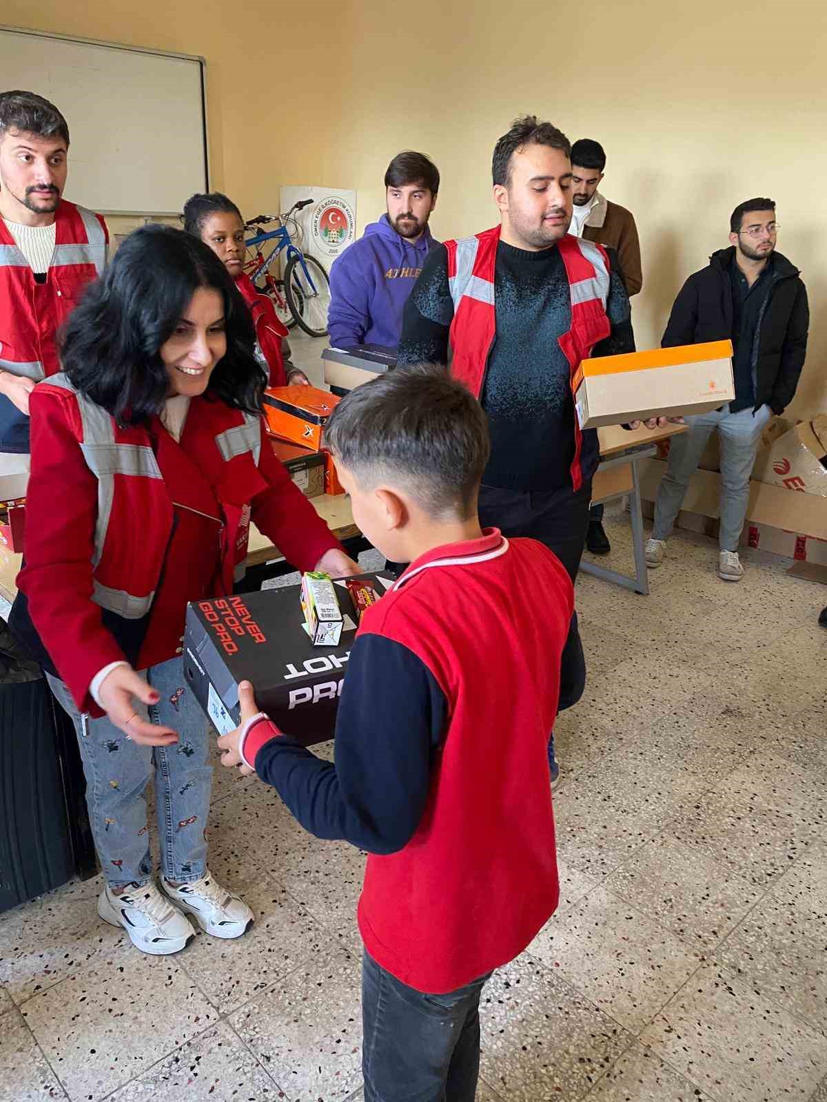 İzmir Vakıflar B&ouml;lge M&uuml;d&uuml;rl&uuml;ğ&uuml;, Yuntdağı mahallelerini ziyaret etti

