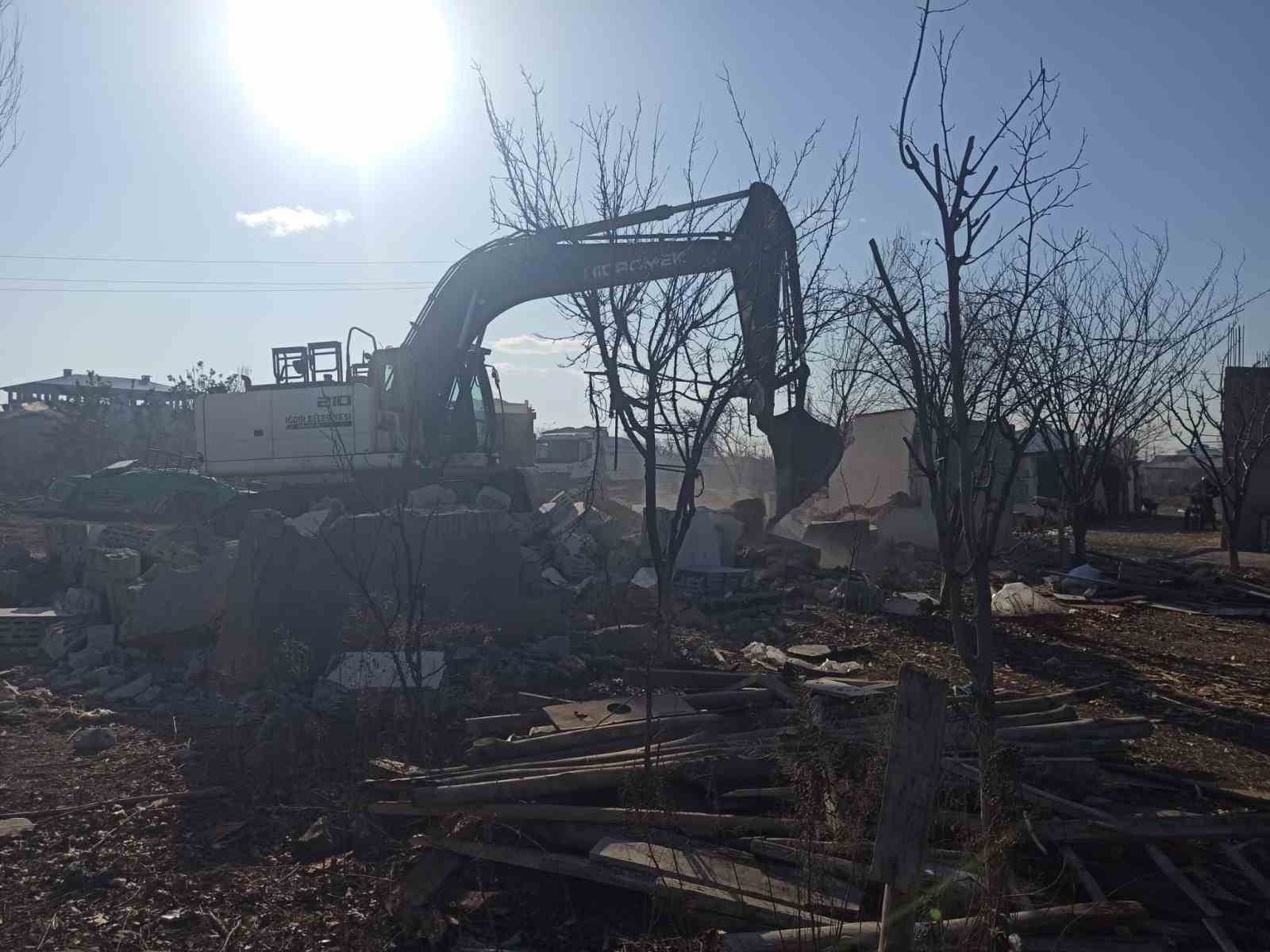 Iğdır’da metruk binaların yıkımı devam ediyor