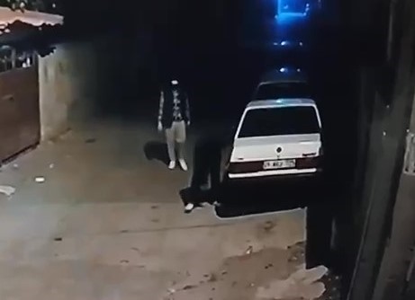 Ara&ccedil; lastiklerini patlatan şahıslar g&uuml;venlik kamerasına yakalandı
