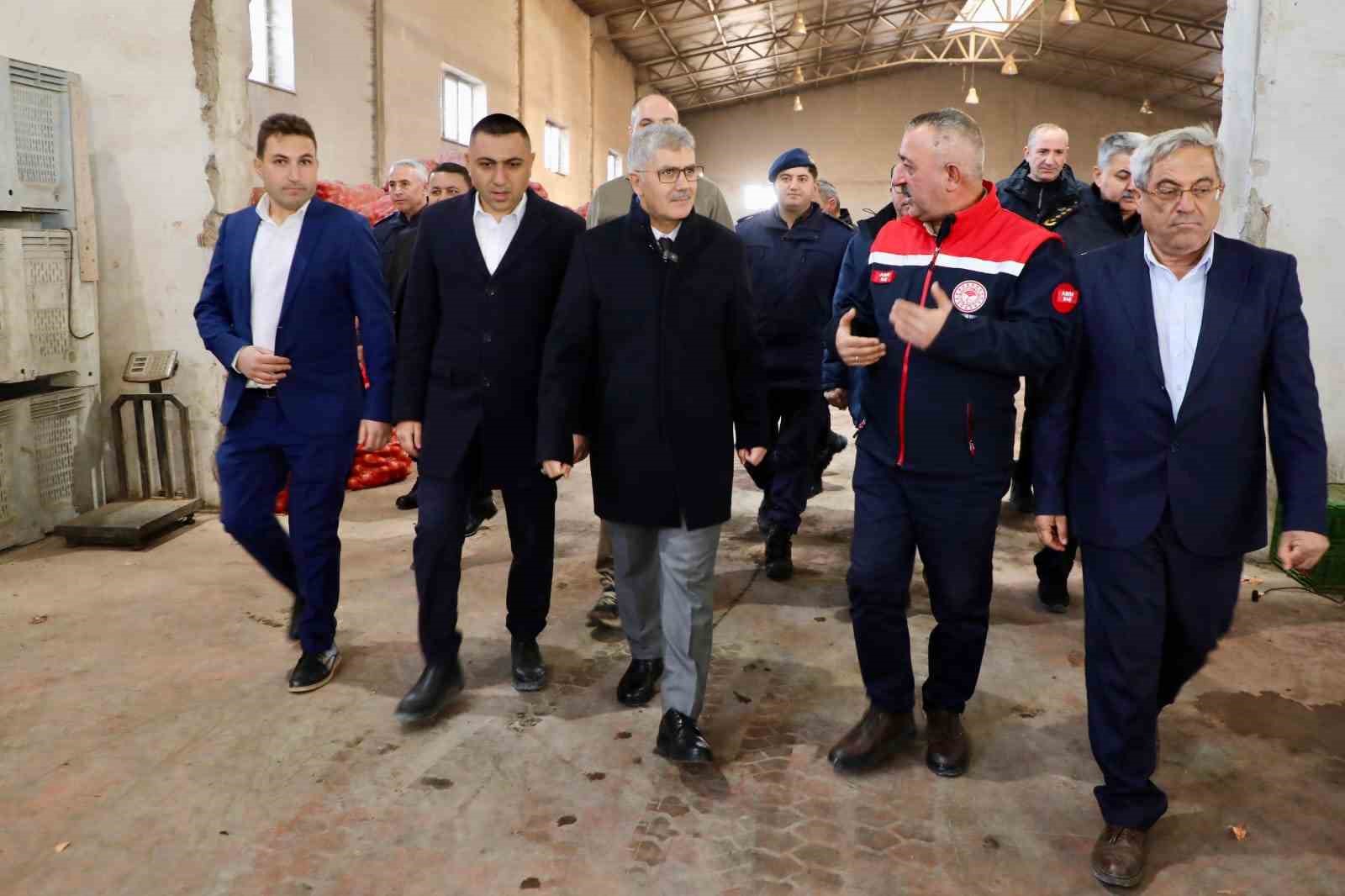 Vali Cahit &Ccedil;elik, patates depolama ve paketleme alanında incelemelerde bulundu
