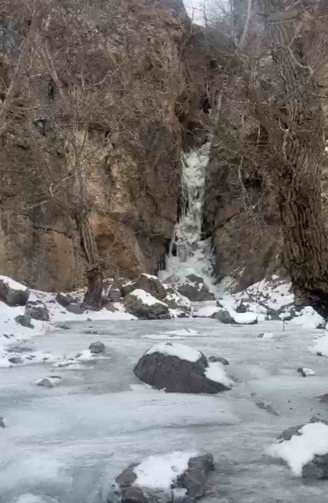 Hakkari&rsquo;nin saklı cenneti kar ve buzla kaplandı
