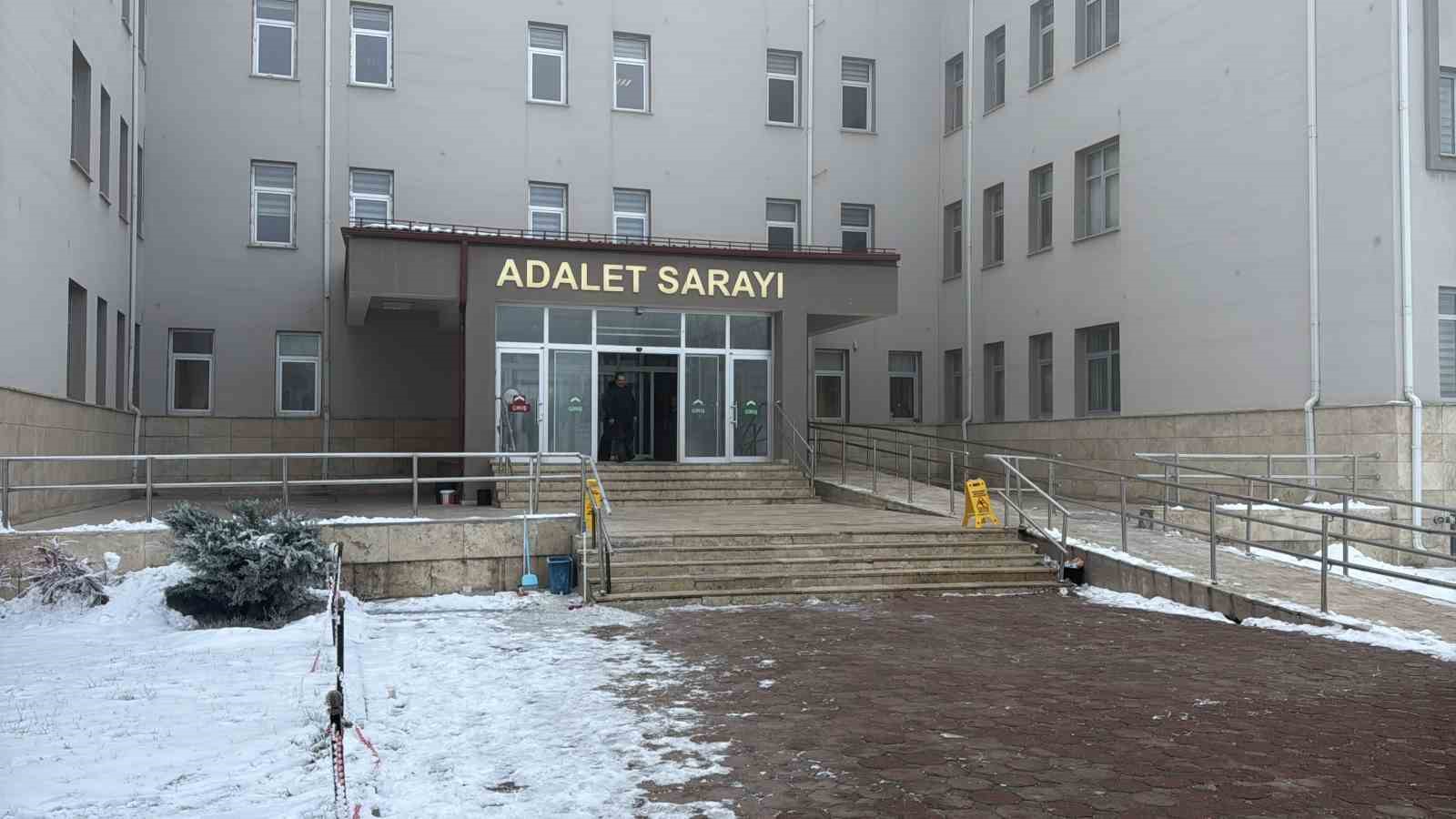 D&uuml;n&uuml;rler mahkemelik oldu, adliyede yumruklar havada u&ccedil;uştu
