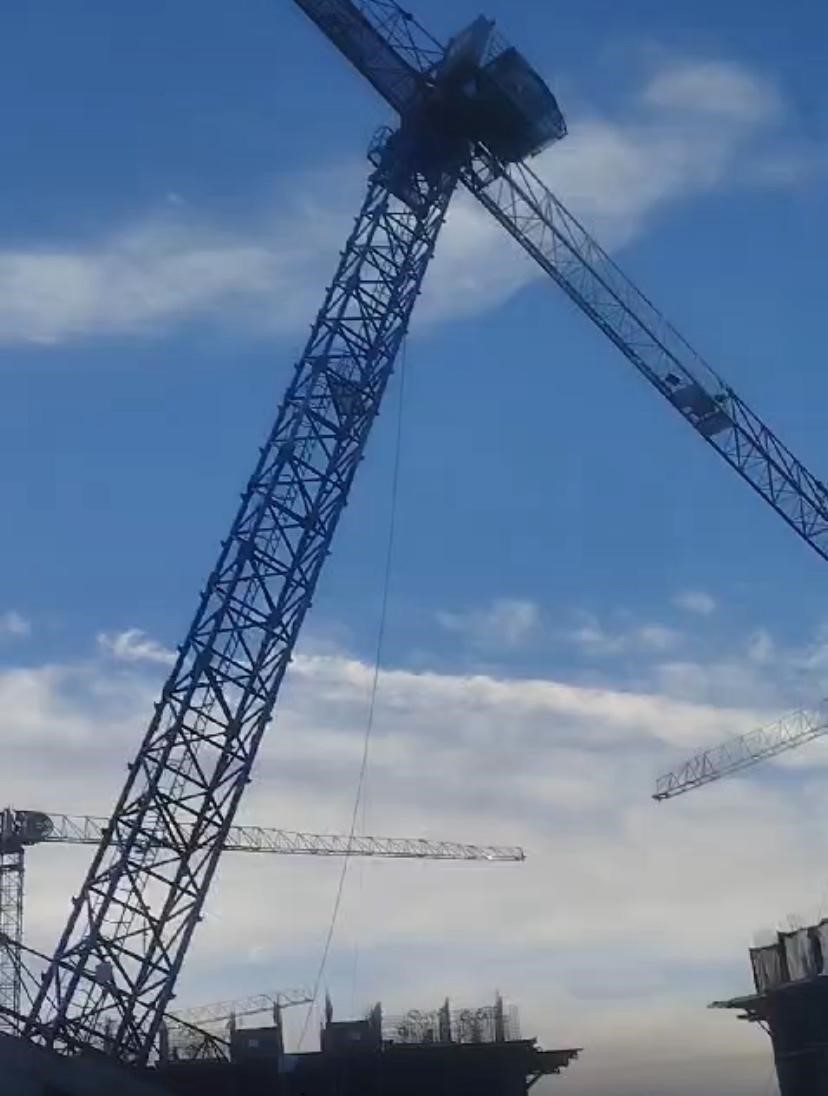 Diyarbakır’da inşaat alanında vinç devrildi