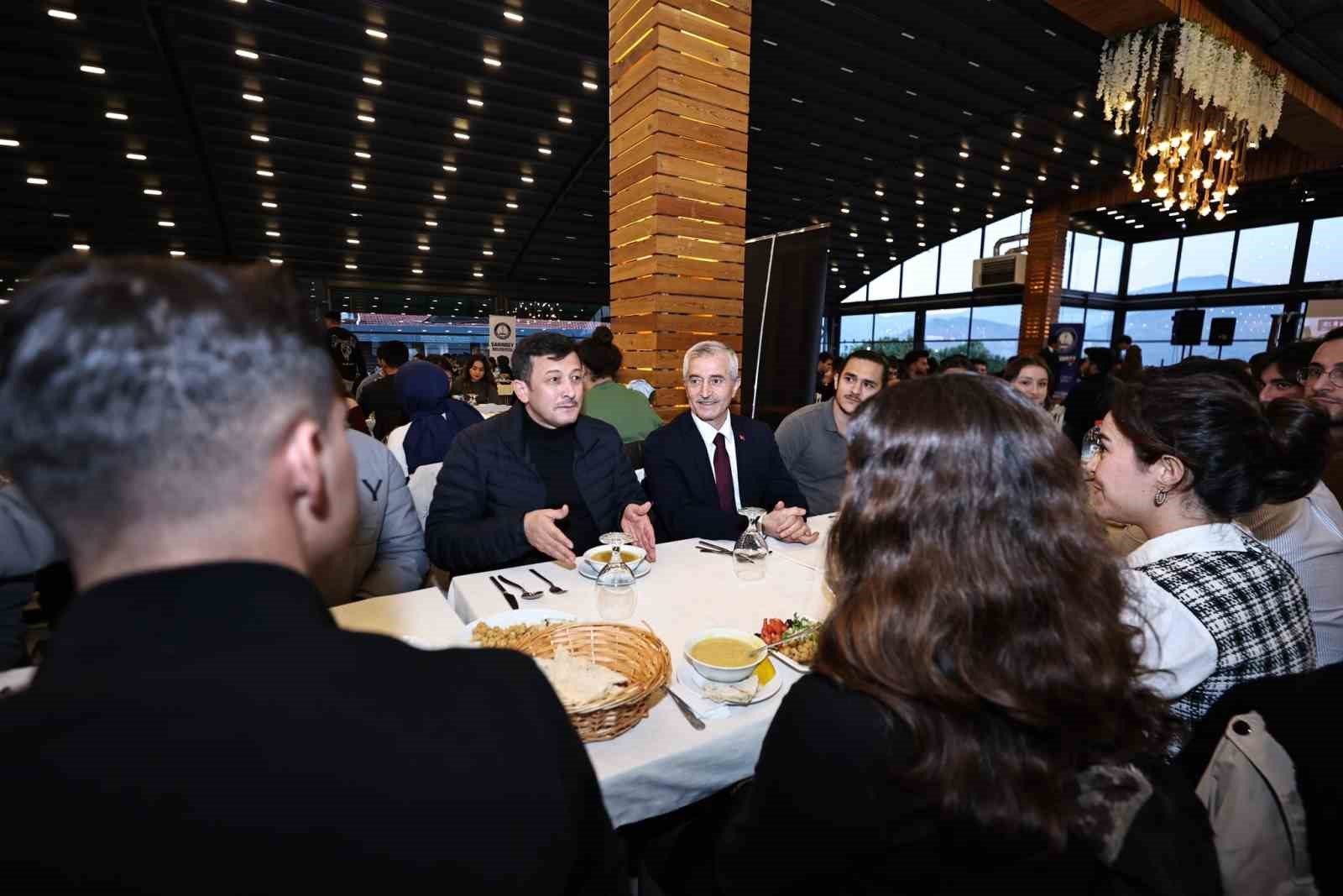 Tahmazoğlu, İzmir&rsquo;de Gaziantepli &ouml;ğrencilerle hasret giderdi
