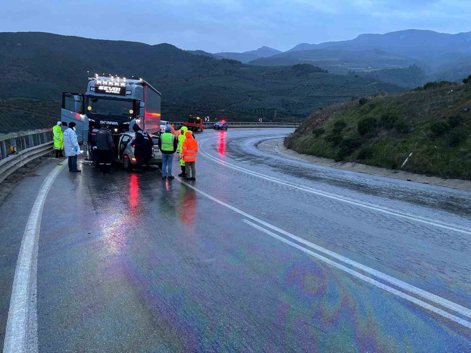 Tır ile otomobil kafa kafaya çarpıştı: 1 ölü, 2 yaralı
