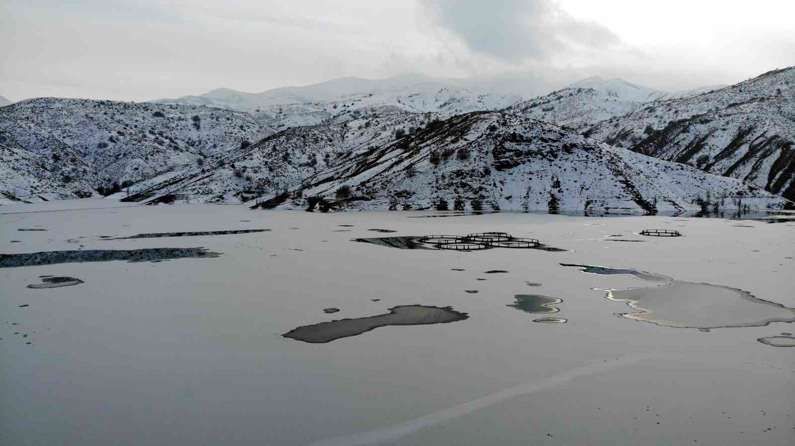 Erzincan’da soğuktan göller buz tuttu