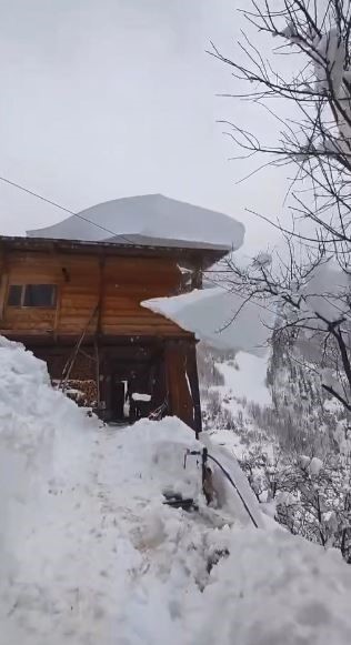 Artvin’de çatıdan düşen kar kütlesini görüntülemek isterken az kalsın altında kalıyordu
