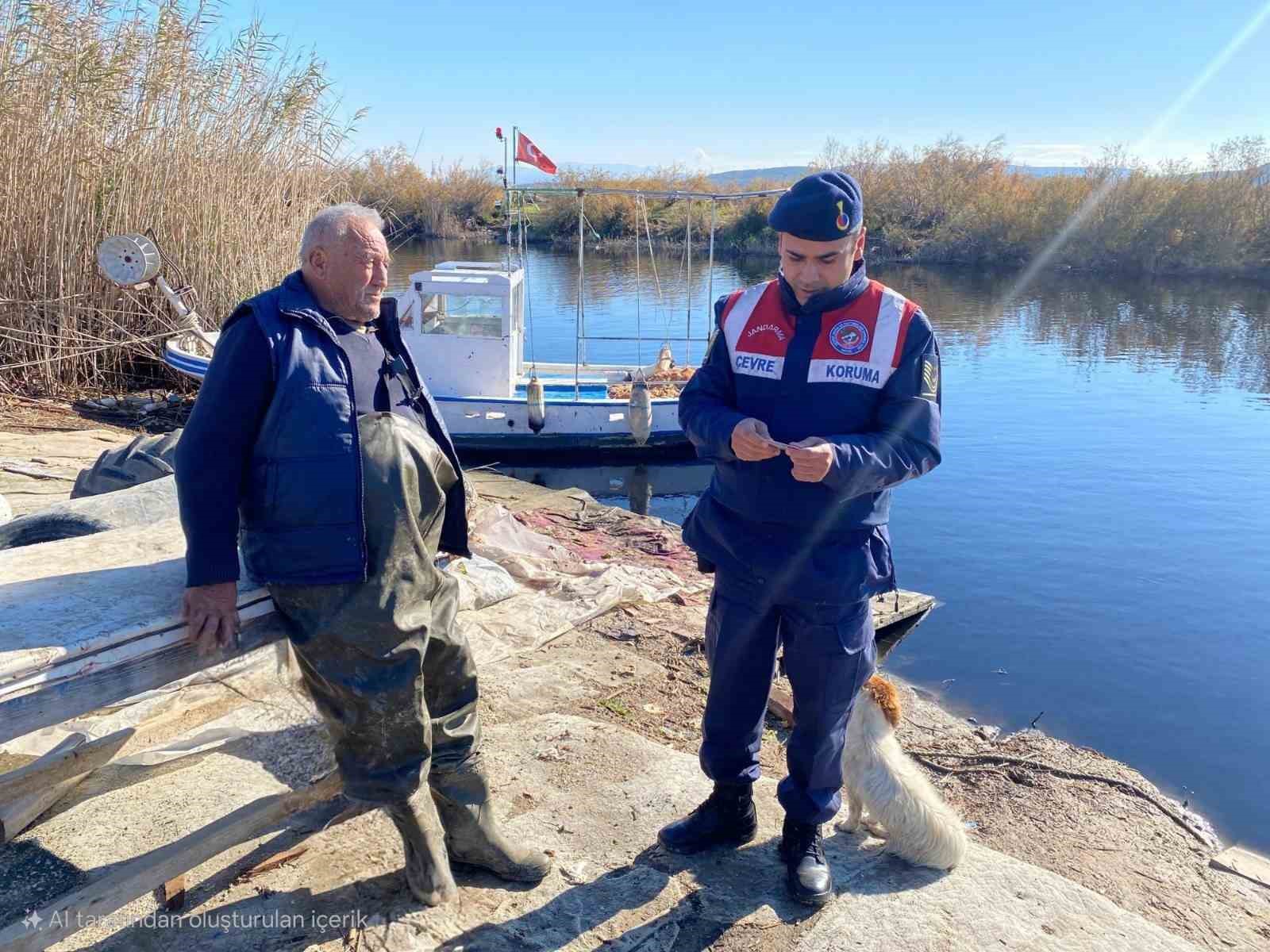 Jandarma Bafa Gölü’nde denetimlere devam ediyor
