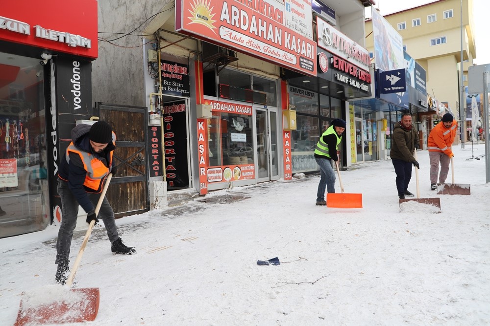 Ardahan’da karla mücadele ekipleri aralıksız çalışıyor