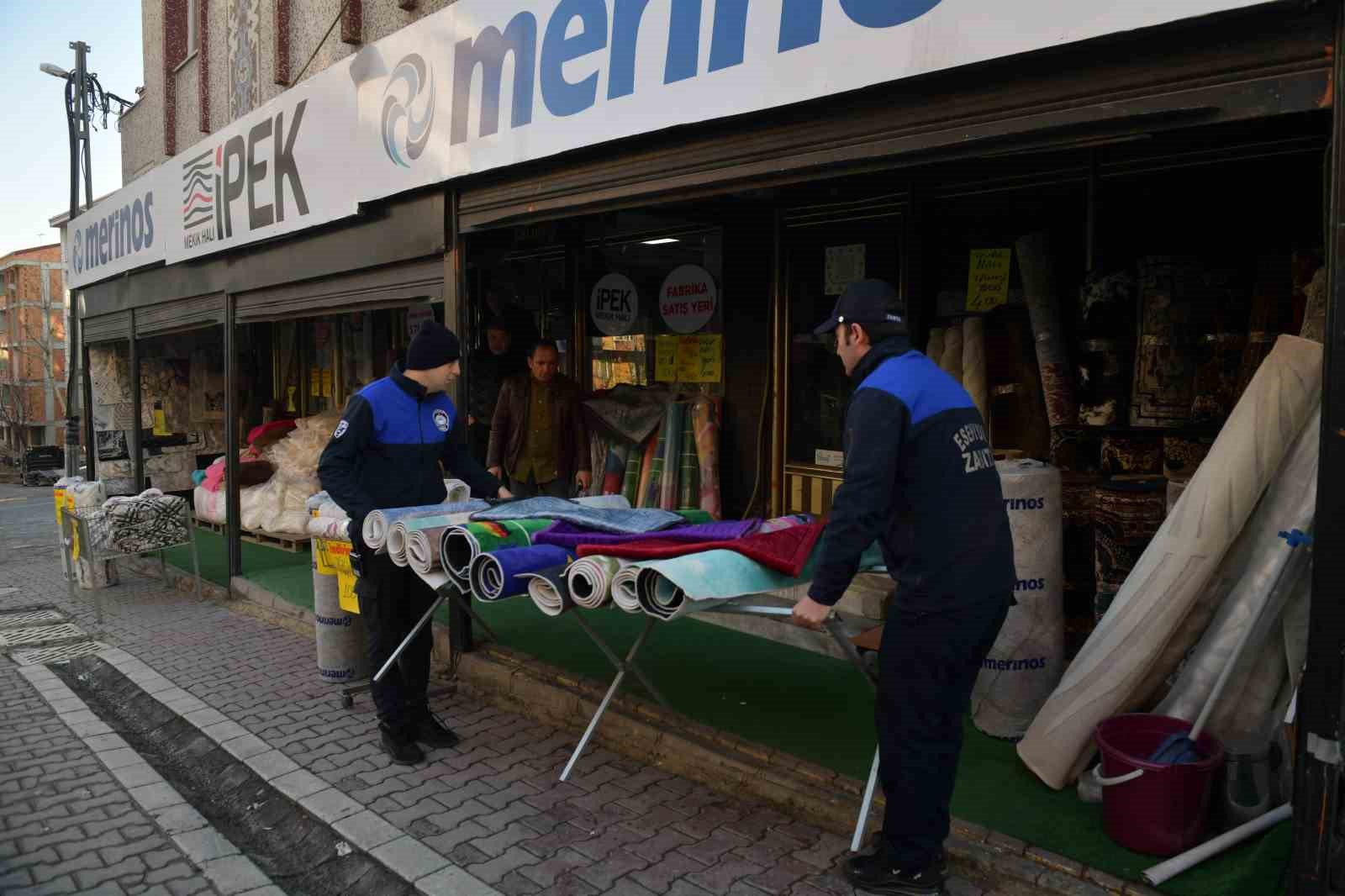 Esenyurt Belediyesi zabıta ekiplerinden kaldırım işgallerine karşı sıkı denetim
