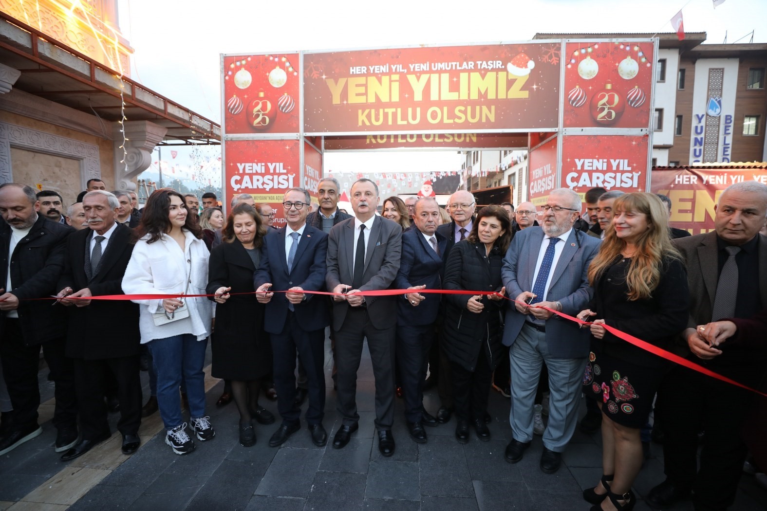 Yunusemre’de Yeni Yıl Çarşısı açıldı