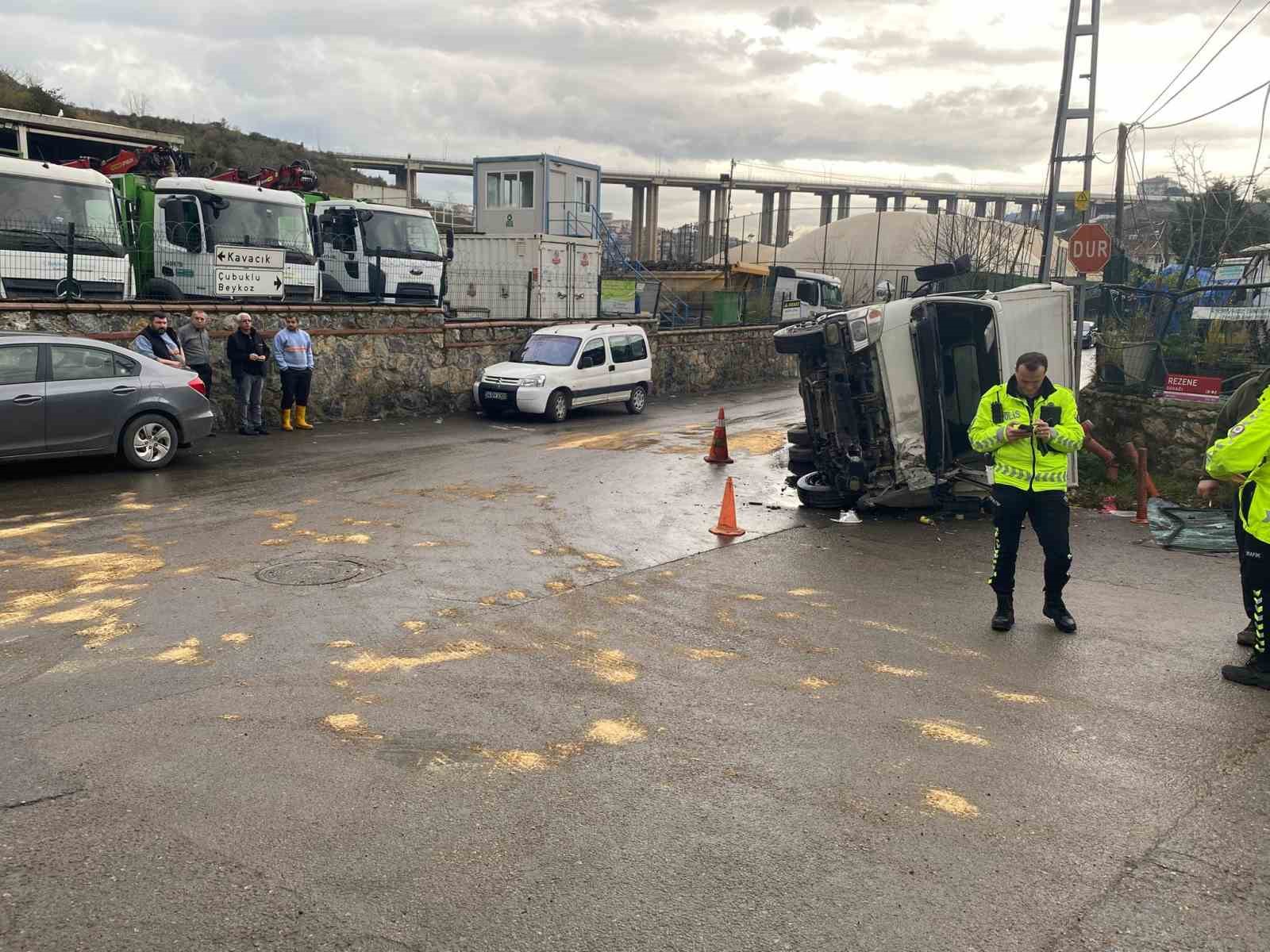 Beykoz’da kamyon devrildi: 2 yaralı