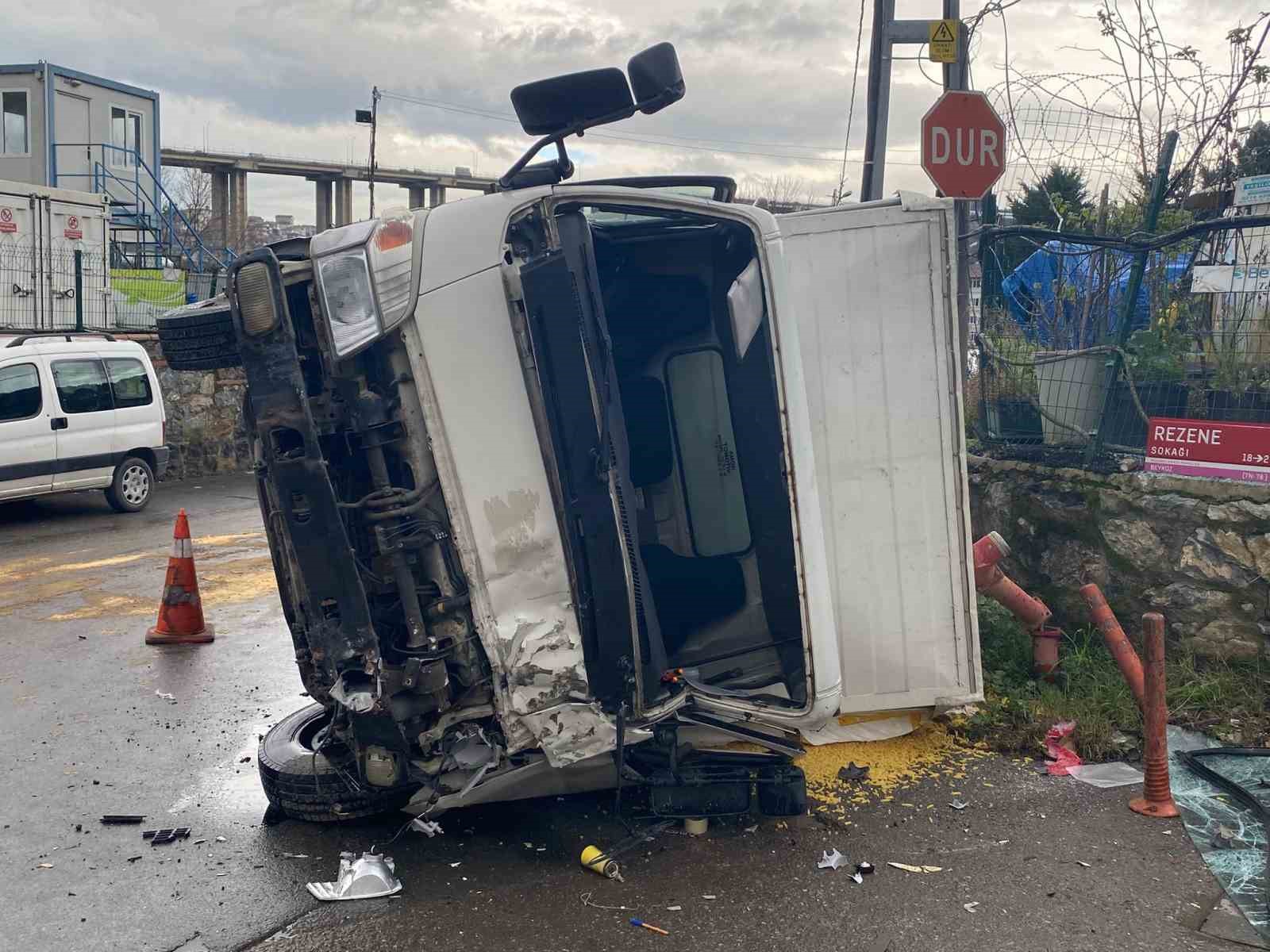 Beykoz’da kamyon devrildi: 2 yaralı
