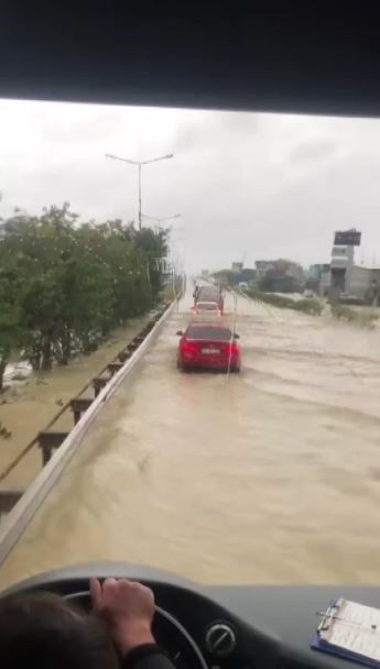 Antalya’da sağanak yağmur yollarda ve tarım arazilerinde su baskınlarına sebep oldu
