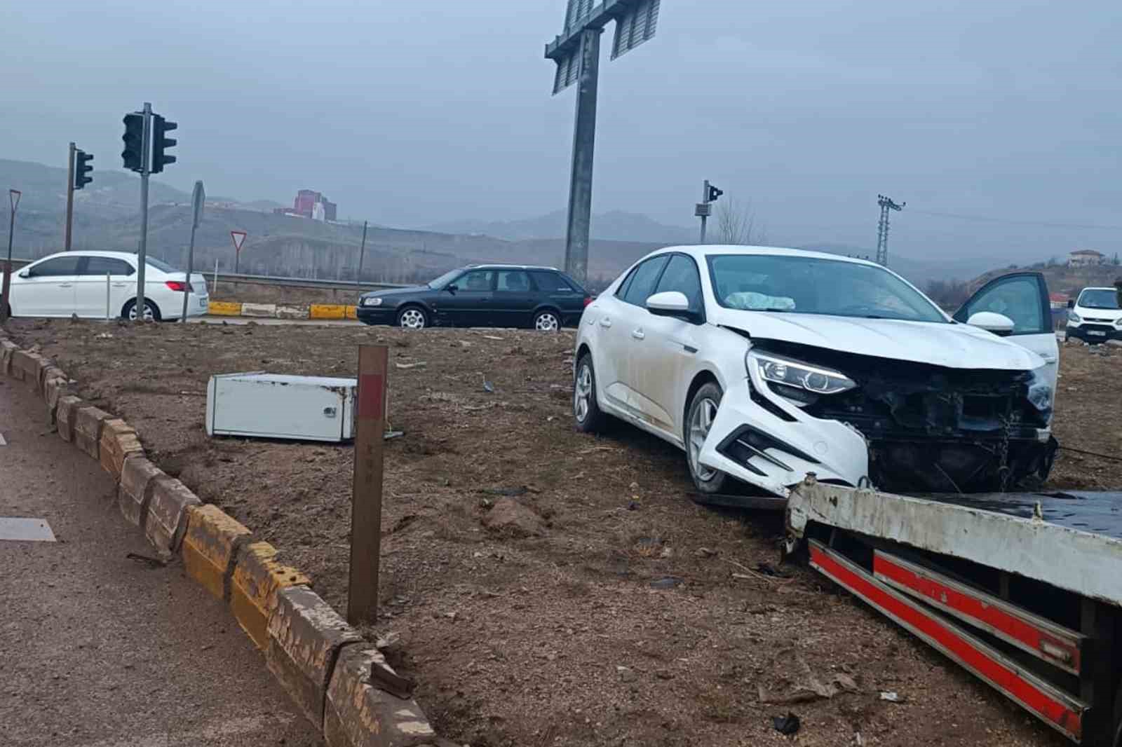 Yağmur nedeniyle kayganlaşan yolda otomobil refüje çıktı: 1 yaralı
