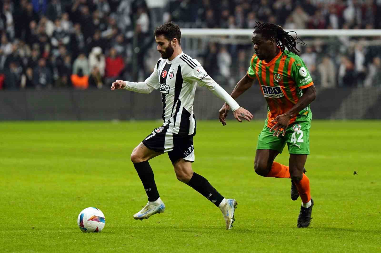 Trendyol Süper Lig: Beşiktaş: 1 - Corendon Alanyaspor: 1 (İlk yarı)
