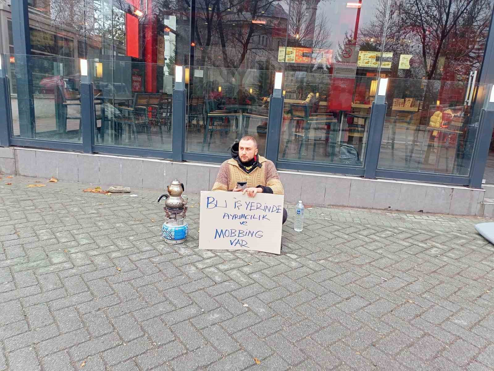 Eşinin haksızlığa uğradığı iddiasıyla işletme önünde oturma eylemi başlattı
