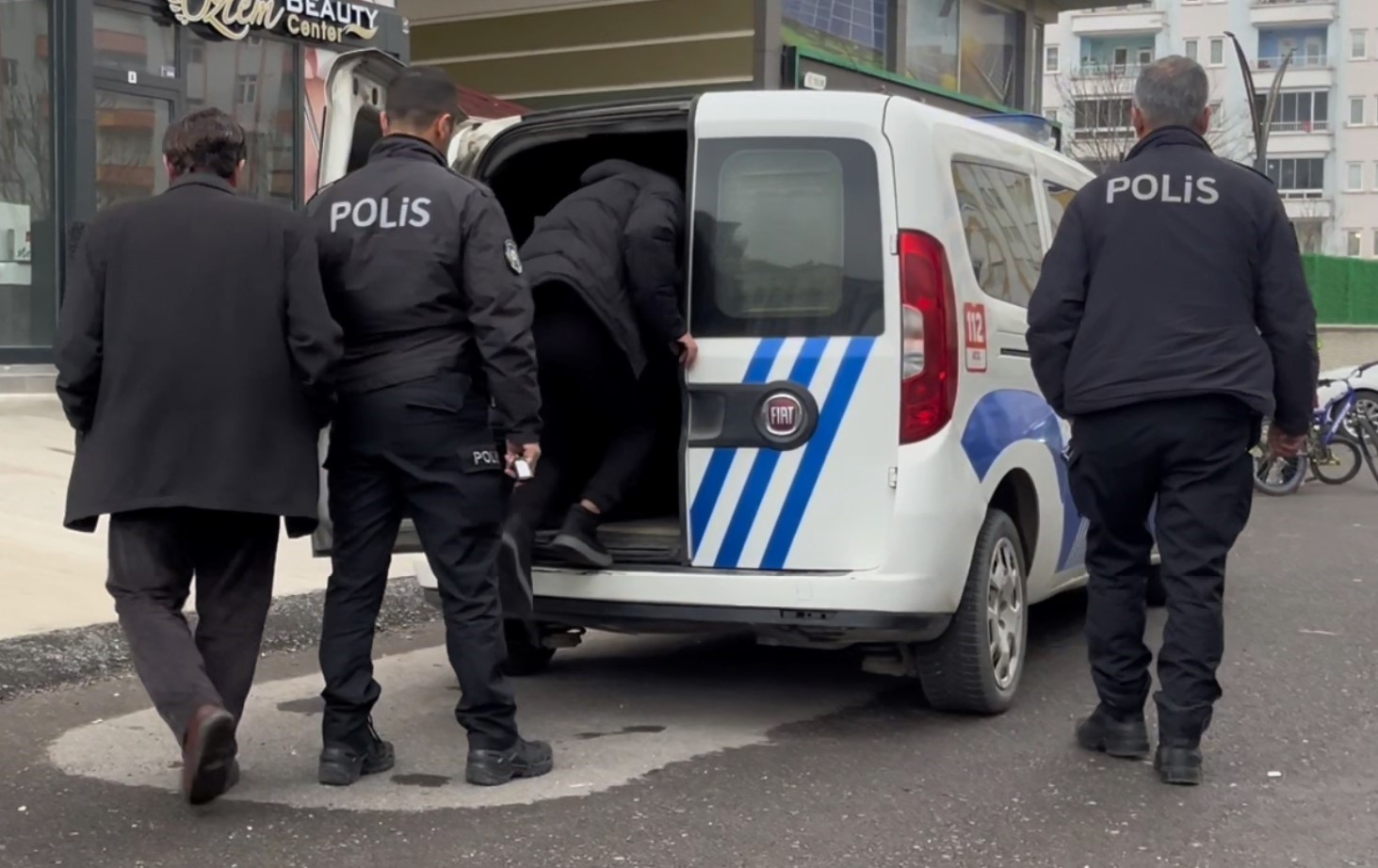 Gözaltına alınmak istenen şahıs, “Beni döv” diye polis memuruna yalvardı
