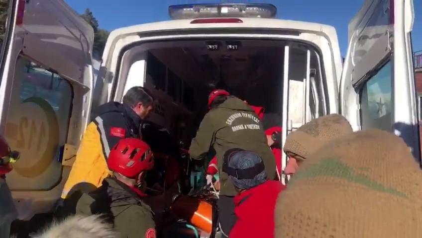 Palandöken Kayak Merkezi’nde çığ düştü. 3 kişinin kurtarıldığı, 2 kişinin çığ altında kaldığı ve AFAD ekiplerinin olay yerine geldiği öğrenildi.