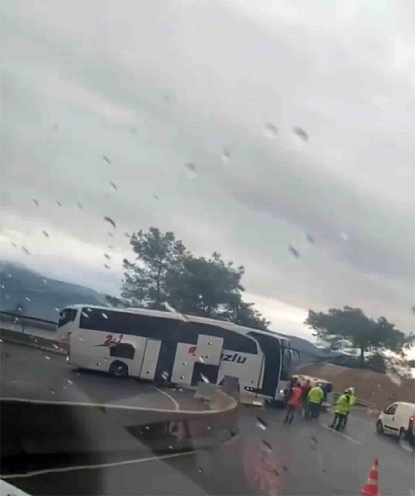 Yolcu otob&uuml;s&uuml; rampada polis aracına &ccedil;arptı
