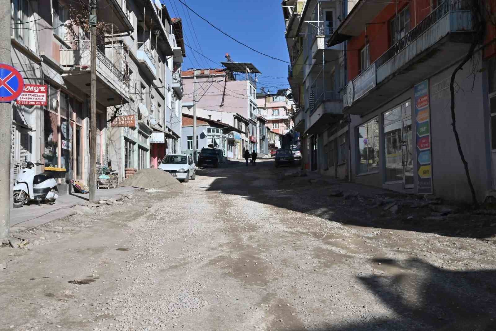 Demirci’de üstyapı çalışmaları tüm hızıyla devam ediyor