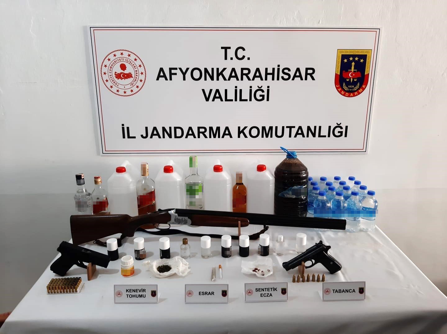 Afyonkarahisar&rsquo;da litrelerce sahte alkol ve uyuşturucu ele ge&ccedil;irildi
