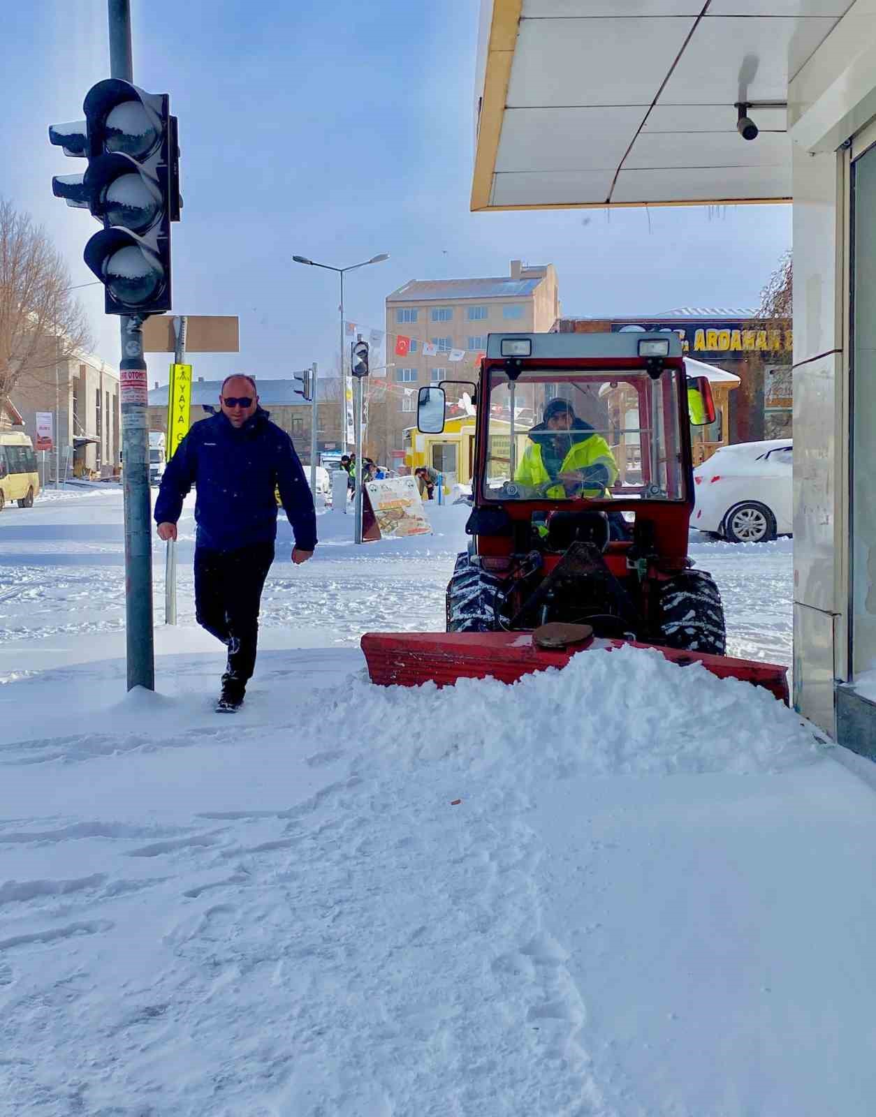 Ardahan&rsquo;da karla m&uuml;cadele ekipleri aralıksız &ccedil;alışıyor
