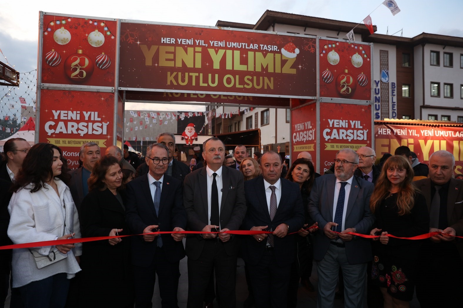 Yunusemre’de Yeni Yıl Çarşısı açıldı
