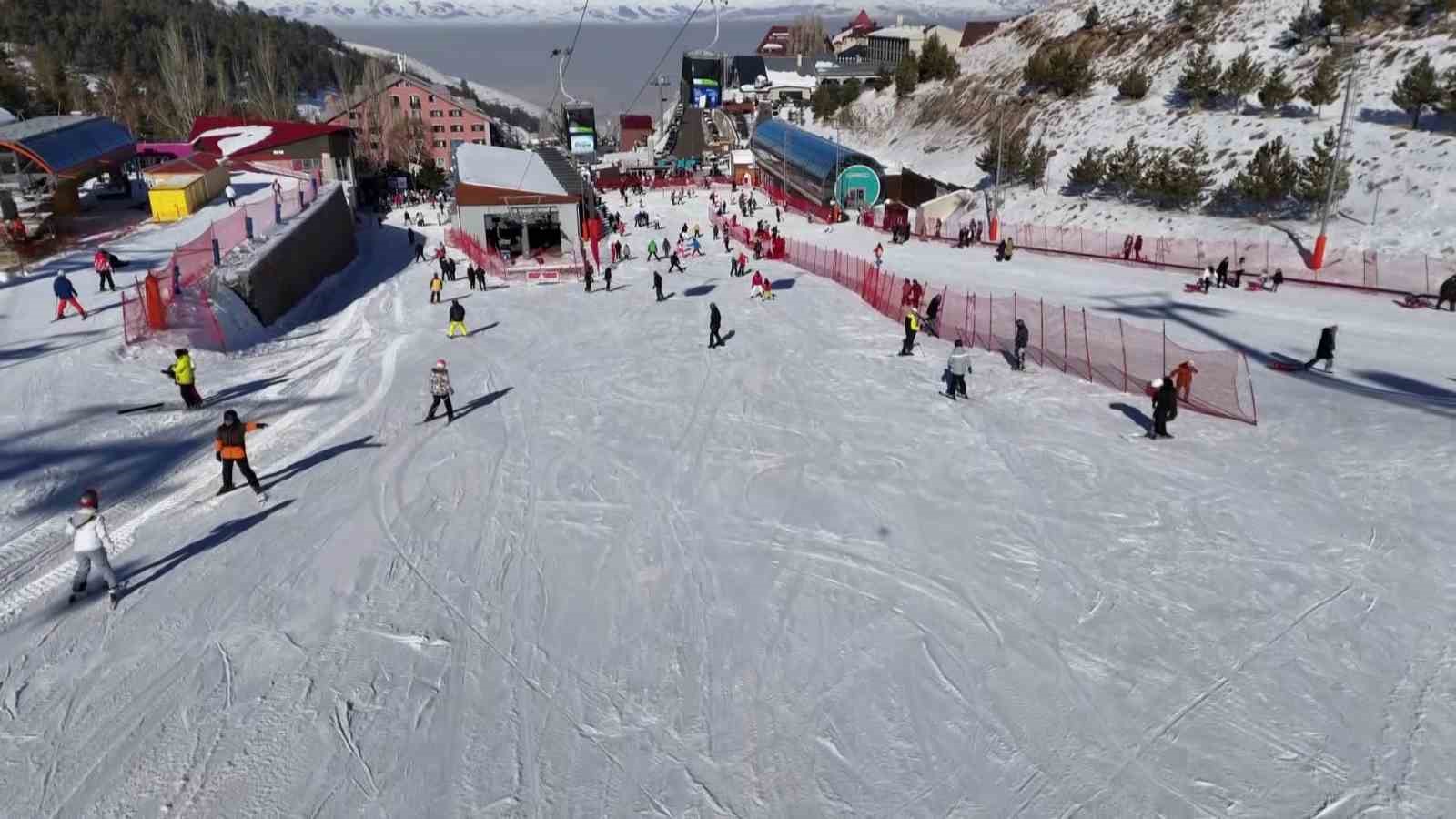 Paland&ouml;ken Kayak Merkezi&rsquo;nde hafta sonu yoğunluğu
