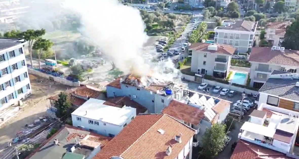 Çeşme’de motel yangını: Çatı alev alev yandı